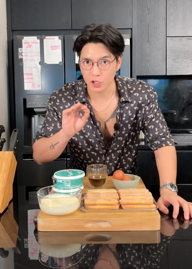 Thấy vợ nói thèm bữa giờ, Huy Trần đã bắt tay vào thực hiện. Anh giới thiệu nguyên liệu cơ bản làm tiramisu: Kem mascarpone, trứng gà, đường, whipping cream, lady finger, cà phê và bột Milo.