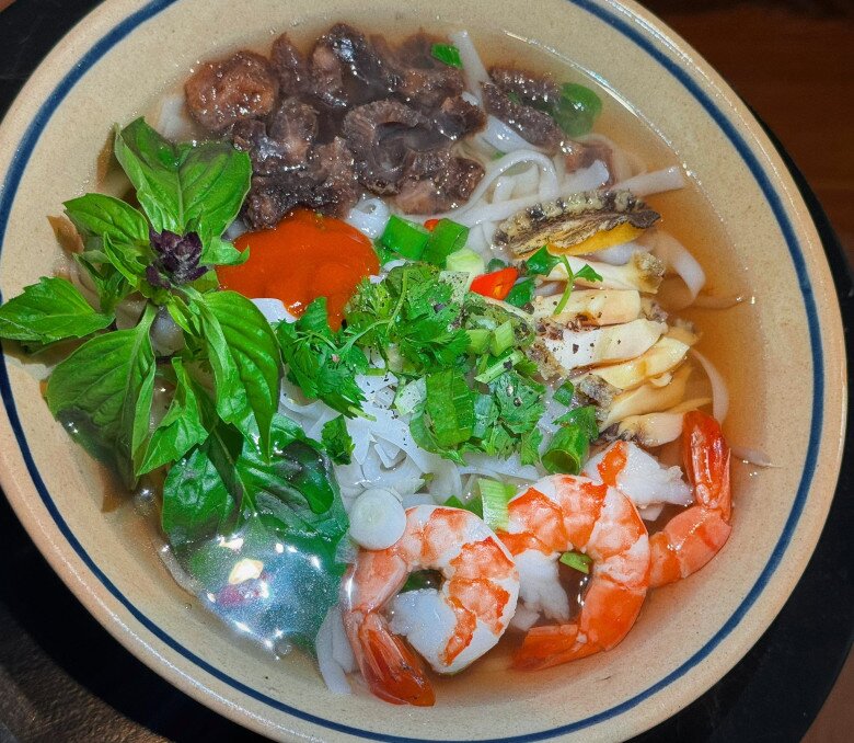 “Phở bào ngư - hải sâm. Made by Honey Mập” – Món phở cao cấp được kết hợp tôm, bò, bào ngư, hải sâm, thơm mùi thảo mộc, đậm chất sáng tạo riêng của “đầu bếp nhà Hương”.