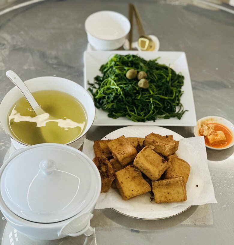 Mâm cơm chay đời thường giản dị của vợ chồng Việt Hương, với đậu hũ chiên giòn rụm, rau muống luộc chấm chao, nước canh dầm sấu khiến cô thốt lên thích thú. Bữa ăn giản đơn nhưng đầy đủ dưỡng chất, thể hiện lối sống an yên, thanh thản của gia đình nữ danh hài.
