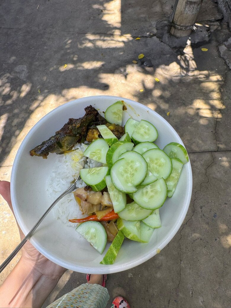 Và rồi thì bới tô cơm, cá chốt trứng kho nghệ, mắm chưng thịt, dưa leo đi qua nhà hàng xóm chơi, có thể thấy người đẹp được cả mẹ ruột và chồng chiều chuộng cho những món ngon hợp khẩu vị.