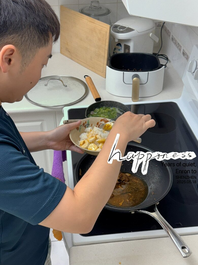 Anh đảm đang chan phần nước gà kho gừng lên bát cơm, điểm nhấn là những lát chuối được xếp ngay ngắn, một bữa cơm nhà đậm chất Việt nhưng đầy sáng tạo.