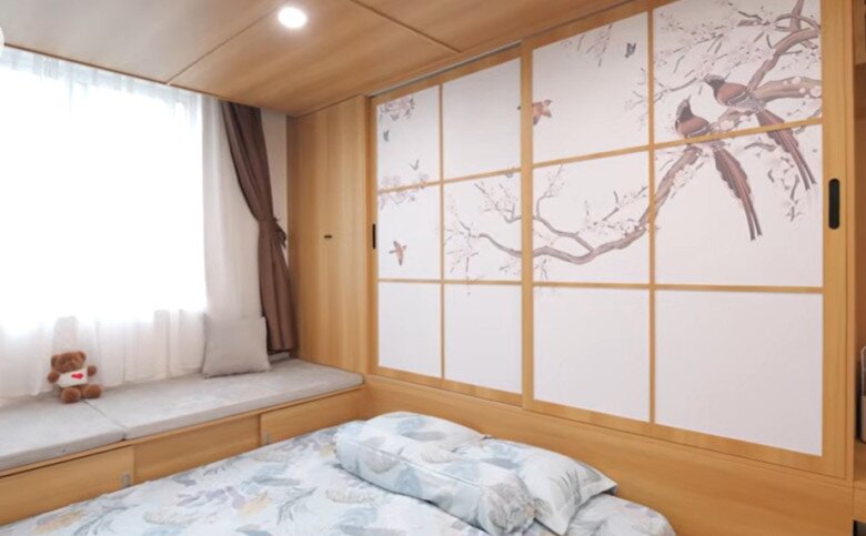 Cánh cửa trượt in tranh chim trên cành đào vừa mang tính nghệ thuật, vừa giúp tiết kiệm không gian hiệu quả.