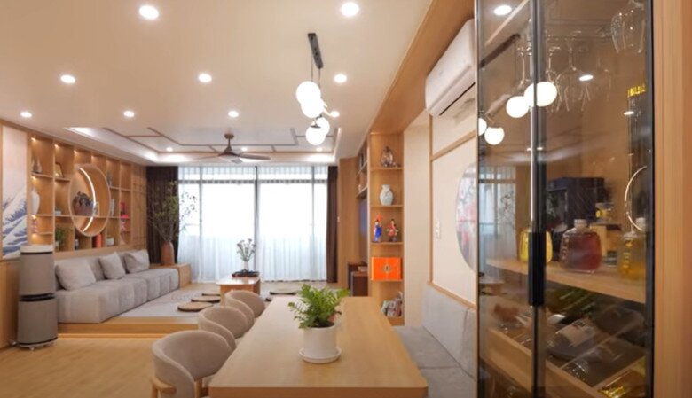 Liên kết mở giữa phòng ăn và phòng khách tạo nên sự gắn kết trong sinh hoạt gia đình, đồng thời khiến không gian rộng và sáng hơn.