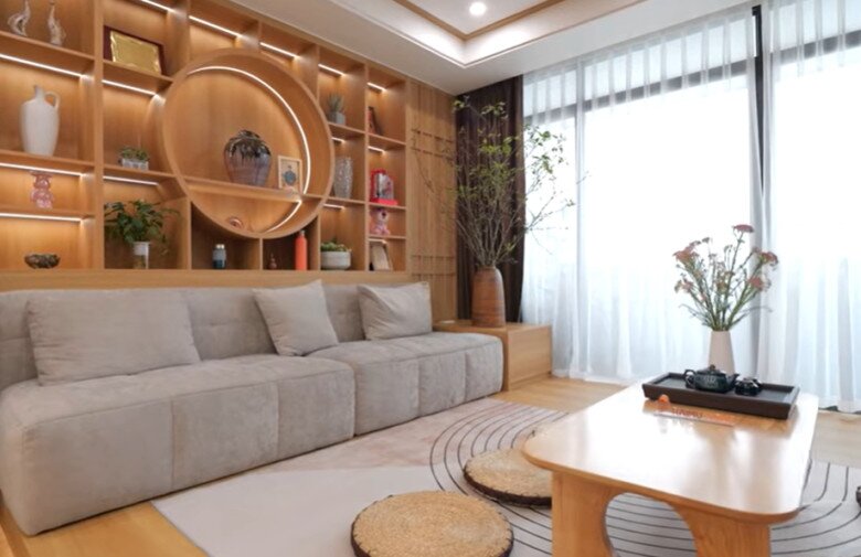 NSƯT Thái Sơn tâm đắc với không gian tiếp khách đậm chất Nhật với bàn trà thấp, ghế bệt và thảm tròn, mang đến sự gần gũi nhưng vẫn trang trọng.