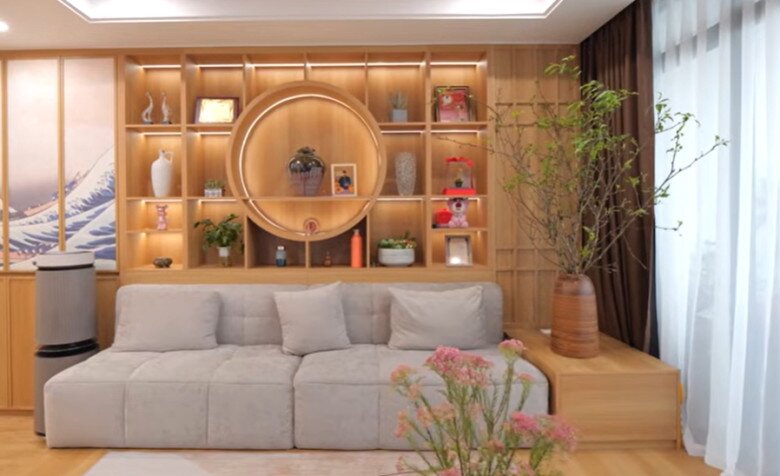 Mảng tường trưng bày nghệ thuật với tủ trang trí tích hợp hệ đèn LED âm, tạo điểm nhấn cho không gian phòng khách mà không cần chi tiết rườm rà.