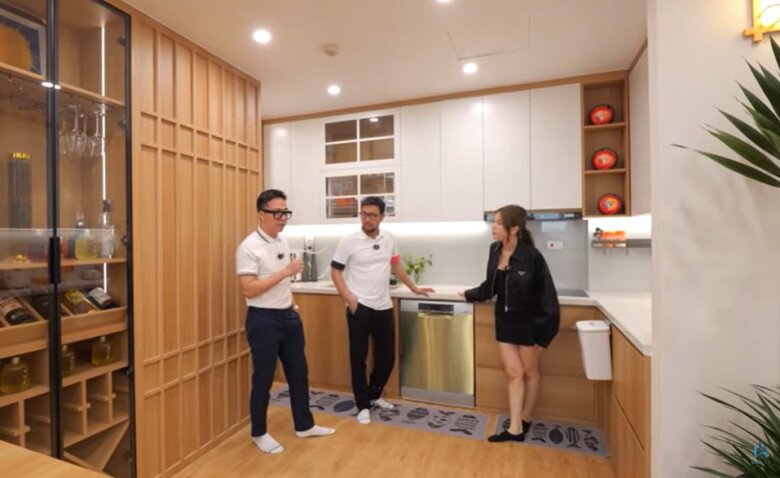 Khu bếp được thiết kế tối giản, ngăn nắp, có máy rửa bát và hệ tủ cánh phẳng, dễ lau chùi và cực kỳ tiện dụng.