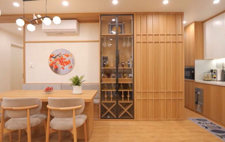 Tủ rượu kính cao kịch trần kết hợp tủ ly giúp tối ưu lưu trữ và tạo điểm nhấn cho không gian bếp – bàn ăn.