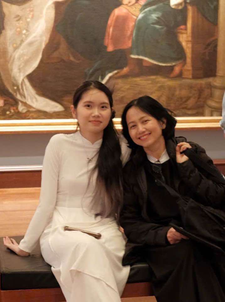 Bà xã Trung Anh tươi trẻ bên ái nữ tài giỏi.