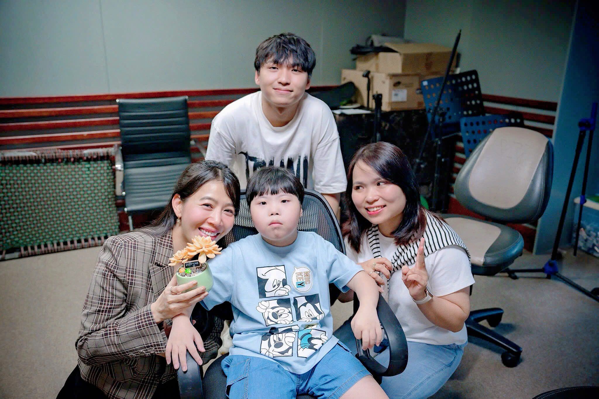 Đạo diễn Diệp Chi bên mẹ con bé Pi.