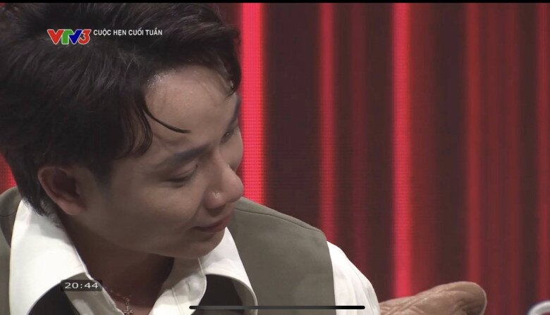 Nam ca sĩ nghẹn ngào khi nghe rằng mình là món quà đối với gia đình của Pi.