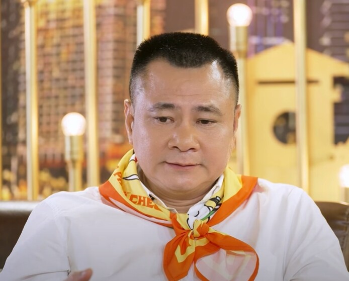 Có rất nhiều câu chuyện từ việc Tự Long luôn tạo những sự bất thình lình.