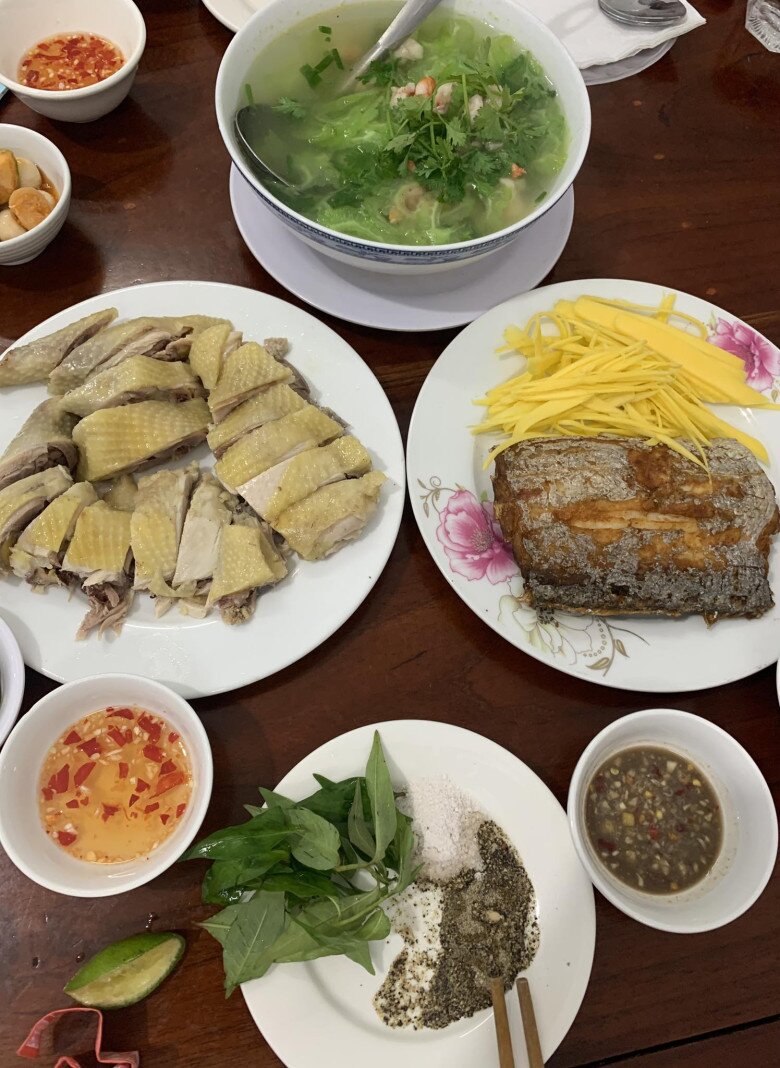 Gần đây, ông khoe một bữa cơm nhà và chia sẻ: “Bữa cơm đơn giản hôm nay chỉ với tô canh khổ qua với tôm, lát cá hố chiên với xoài và đĩa gà luộc với rau răm + tiêu và muối rang… thấy thì bình thường nhưng ngon miệng. Cảm ơn vợ của bố”.