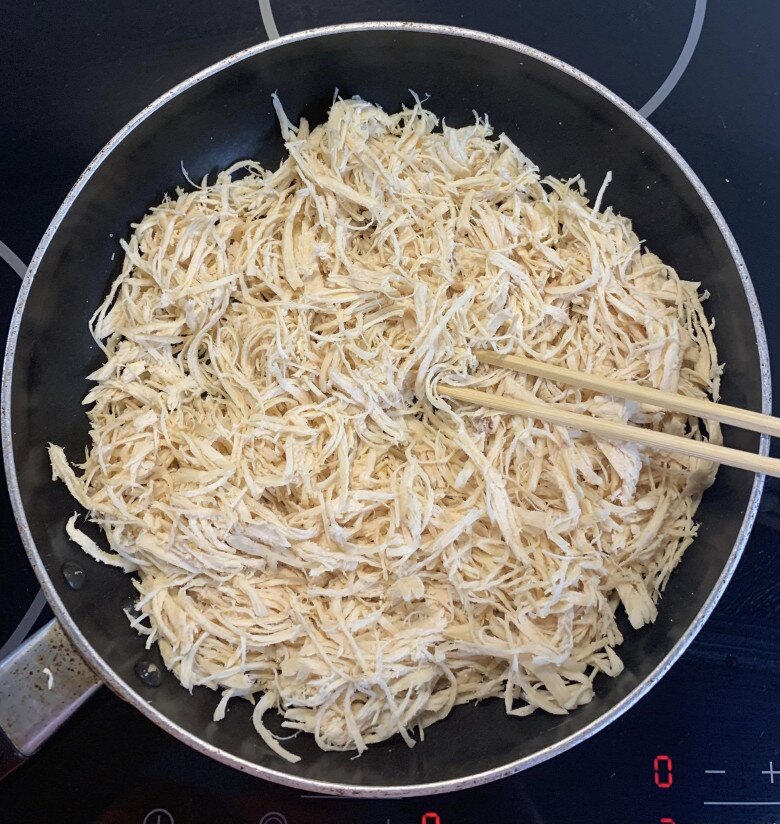 Chảo ruốc do vợ làm cũng khiến giọng ca gạo cội thích thú. Ông bày tỏ: “Thấy vợ chăm chút luộc ức gà và xé nhỏ rồi sấy chảo thịt chà bông gà thật ngon tưởng được ăn cơm nhà hôm nay…”