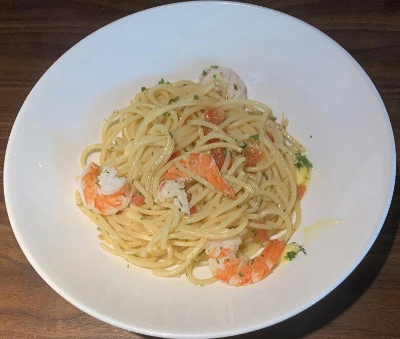 Ông chú thích từng món ăn được bà xã nấu. Nào là spaghetti tôm với những con tôm được bóc vỏ sạch sẽ, săn chắc, ngọt thịt, hòa quyện cùng sợi mì vàng óng và cà chua bi, điểm thêm chút ngò tây tạo nên hương vị hài hòa và giàu dưỡng chất.