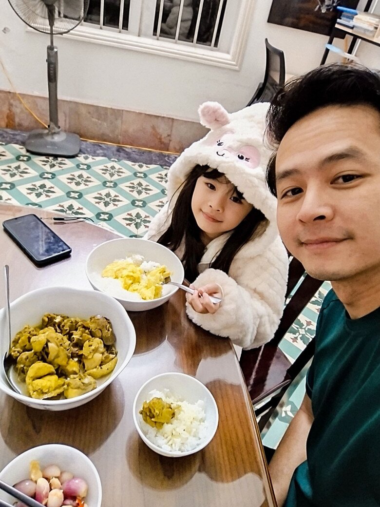 Một bữa cơm ấm áp của hai bố con Văn Anh tại nhà ông nội – đậm chất gia đình Việt với cơm trắng, trứng chiên và thịt gà kho nghệ.