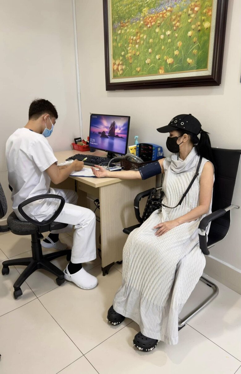 Trải qua hành trình điều trị ung thư, Hồng Nhung quan tâm đến sức khỏe nhiều hơn.