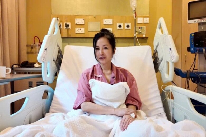 Tỉnh lại sau ca mổ, Diva đã tự dựng máy quay và chia sẻ với khán giả.