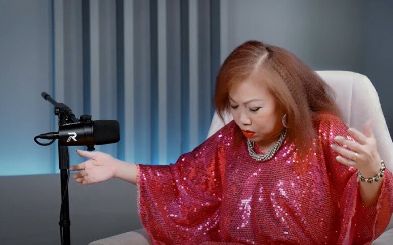Cô thon gọn hơn nhiều nhưng vẫn mặc đồ rộng.