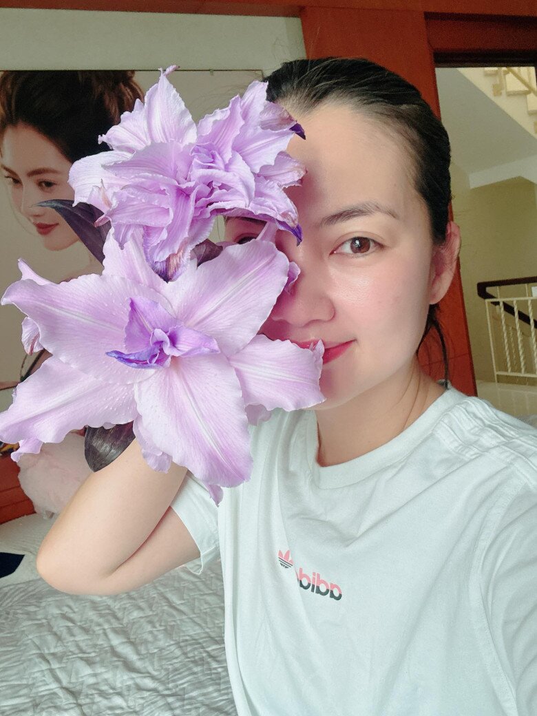 Nữ diễn viên đặc biệt yêu thích hoa ly. Cô cho biết: “Hoa ly là loại hoa dễ cắm nhất, chơi được lâu và bền nữa”. Nữ diễn viên khoe những bông hoa ly kép to đùng và xuýt xoa: Đẹp tàn canh gió lạnh.