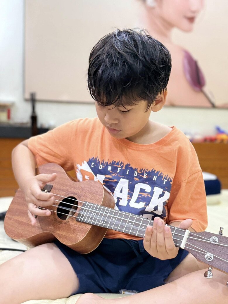 Không gian sống của 2 mẹ con vô cùng xinh xắn. Bên cạnh hoa, Ngọc Lan còn cảm thấy được thư giãn khi nghe con trai Louis chơi đàn.