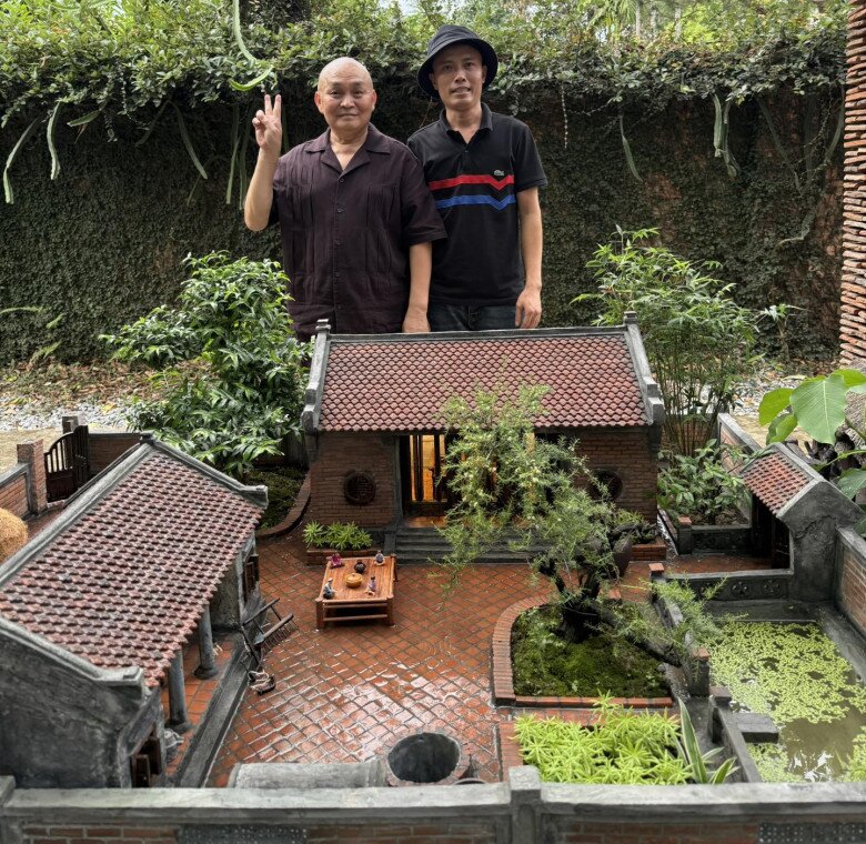 Xuân Hinh và tác giả mô hình tạo dáng vui vẻ bên tác phẩm tâm huyết. Không gian đậm chất Bắc Bộ được thể hiện qua từng chi tiết nhỏ vô cùng thân thương, đáng yêu.