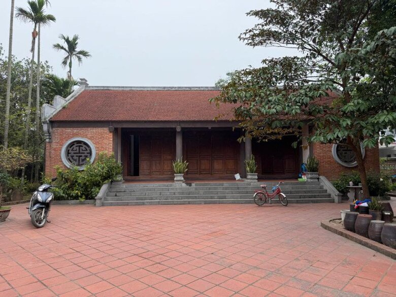 Phiên bản ngôi nhà sau khi được làm mới cách đây hơn 20 năm. Mái ngói mới, tường gạch đỏ và sân lát gạch mang lại diện mạo khang trang hơn nhưng vẫn giữ hồn quê.