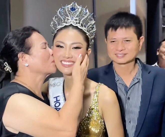 Phương Linh khiến nhiều người ngưỡng mộ khi có nền tảng gia đình tốt, thành tích học tập ấn tượng, hồ sơ công việc đáng nể và lối sống có kỷ luật.