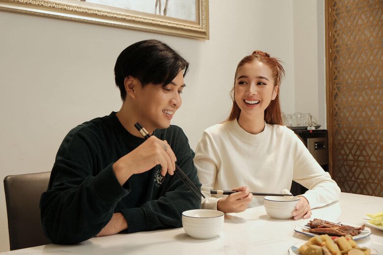 Cuộc sống hôn nhân của cặp đôi lúc cãi vã, lúc vui đùa song nam ca sĩ thấy hạnh phúc.