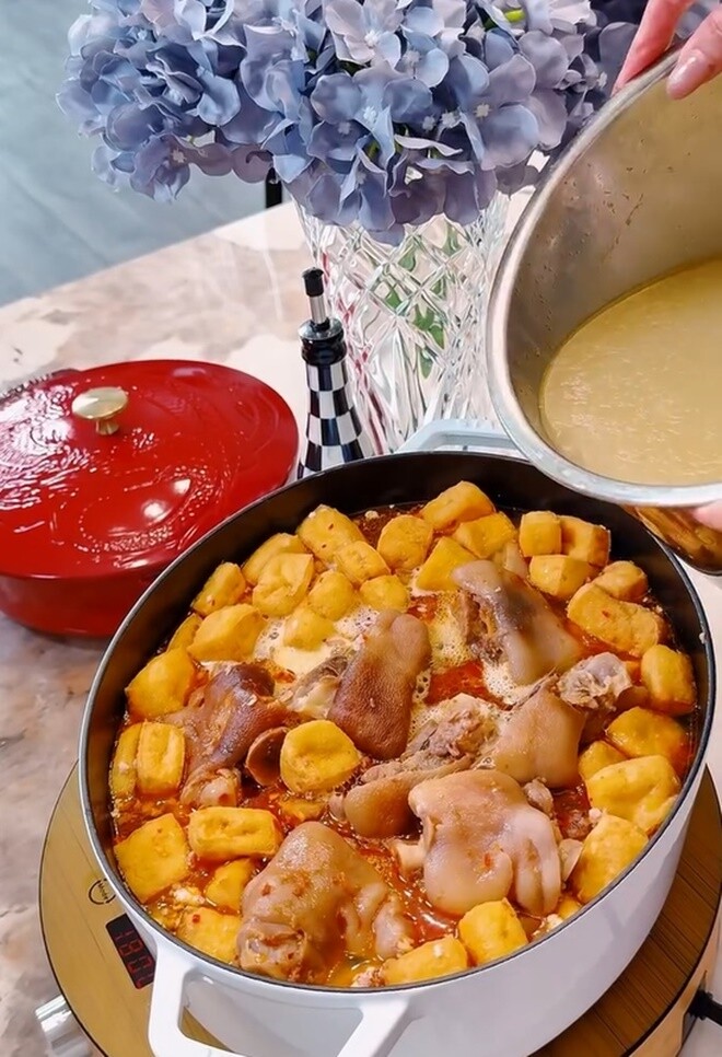 Phần nước dùng được cô  kết hợp cả nước riêu cua và nước ninh sườn với móng giò nên cực kỳ đậm đà và thơm. Cô cũng không cần phải bỏ mì chính, chỉ cho một chút gia vị và một chút mắm tôm vào cho dậy mùi.