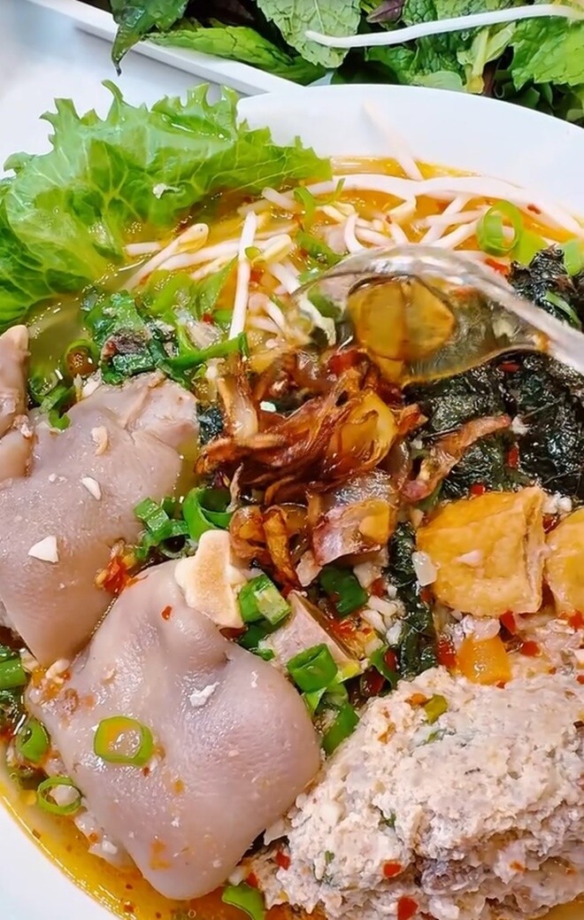 “Món bún riêu cua móng giò của mình hôm nay mình thấy ưng ý cực kỳ luôn, nhất là chả lá lốt ấy. Cũng lâu lâu rồi từ hồi mình sang Mỹ đến giờ mình chưa ăn lại. Công nhận hôm nay ăn thấy đậm đà và thấy ngon quá”, cô hài lòng.