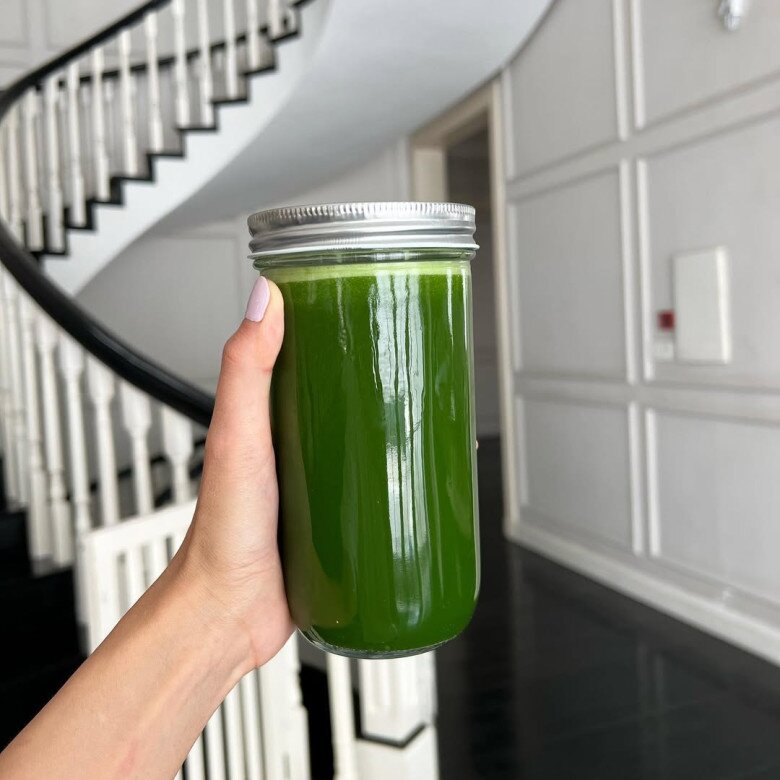 Bên cạnh đó, những loại sinh tố rau xanh là món buổi sáng yêu thích của Tăng Thanh Hà. Một ly sinh tố đầy dưỡng chất với các thành phần tự nhiên được xay nhuyễn, tạo nên một thức uống mịn mượt, thơm béo và tràn đầy năng lượng cho buổi sáng.