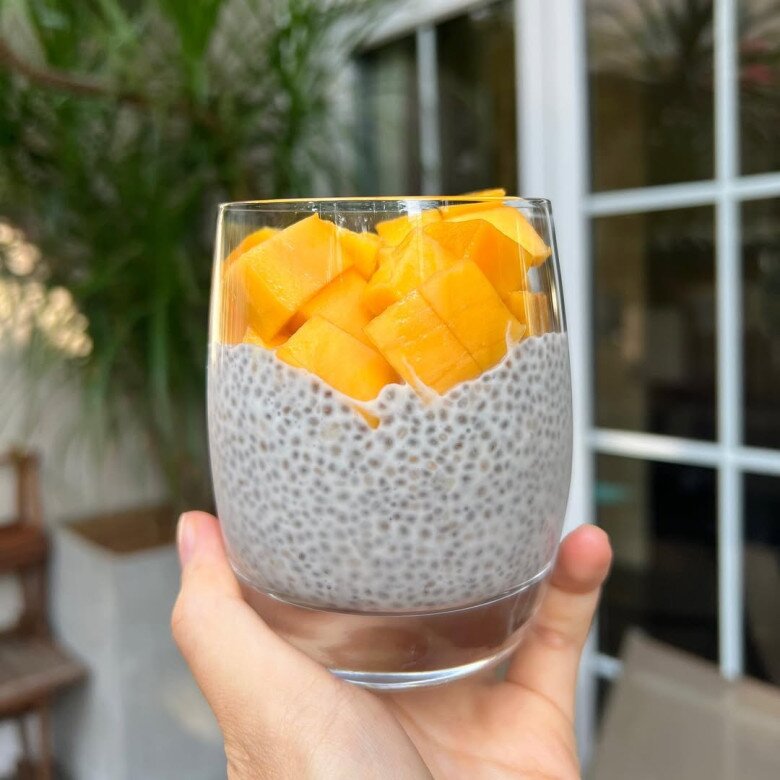 Pudding hạt chia với xoài chín. Chỉ cần 4 nguyên liệu: Hạt chia, sữa hạnh nhân, mật ong và xoài tươi. Món ăn nhẹ lành mạnh này rất thích hợp cho bữa sáng hoặc bữa phụ. Để lạnh vài tiếng cho pudding sánh lại là có ngay món tráng miệng vừa ngon, vừa tốt cho tiêu hoá.