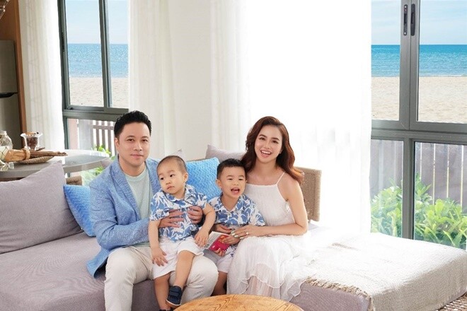 Ngoài ngôi nhà phố, gia đình Đinh Ngọc Diệp còn sở hữu một ngôi nhà thứ 2 tại Hồ Tràm. Ngôi biệt thự có tầm nhìn hướng biển, sân vườn rộng mở – nơi gia đình tìm về mỗi khi muốn rời xa thành phố.