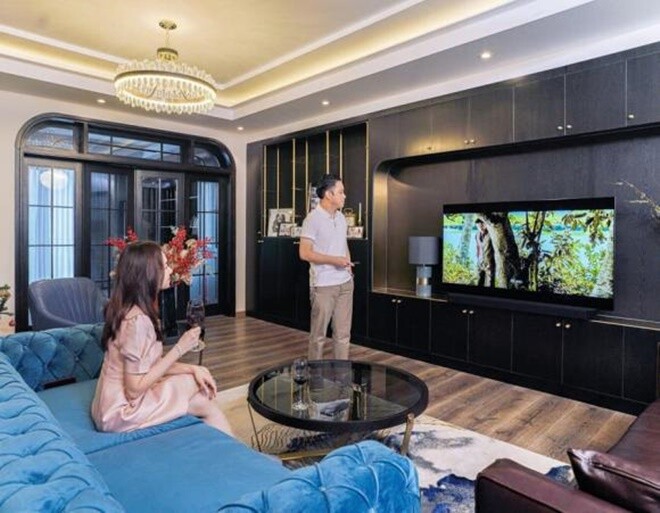 Cô từng nói: Với tôi, nhà là nơi bỏ quên mọi mệt nhọc sau cánh cửa, mang lại cảm giác bình yên, tận hưởng hạnh phúc bên chồng và hai con.