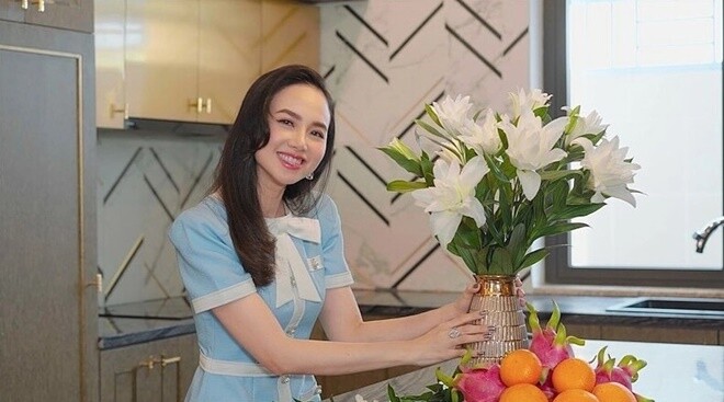 Đinh Ngọc Diệp bên bàn đảo giản dị với bình hoa tươi – góc yêu thích cô thường chăm chút. 