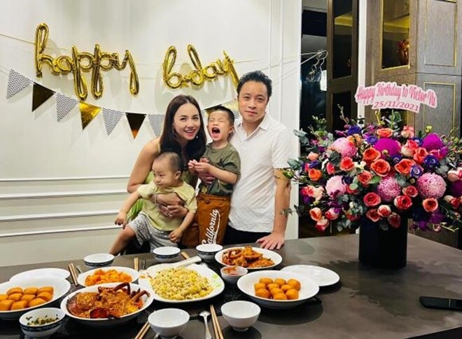 Những khoảnh khắc gia đình cặp đôi quây quần bên bàn tiệc nhỏ trong một tổ ấm bình dị nhưng hạnh phúc.