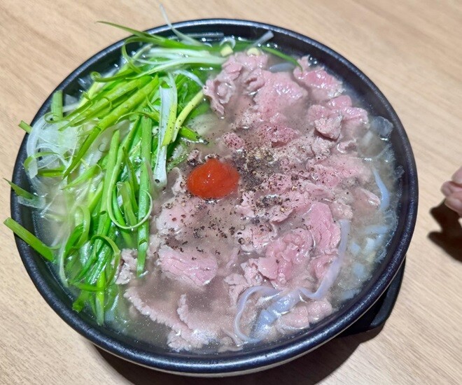 Tô phở thơm ngon được Kiều Minh Tuấn thực hiện tại nhà với bò tươi anh mua từ chợ sớm. Trước thắc mắc của fan rằng “không có chìa khoá vô nhà thì ai mở cửa cho anh vô nấu đồ ăn mà anh nói mẹ và út ngủ dậy có liền tô phở bò để ăn”, anh dí dỏm đáp: “Xanh thế! Anh hiện hồn vô nhà như cô Tấm. Cổ làm sao anh làm y xì vậy”.