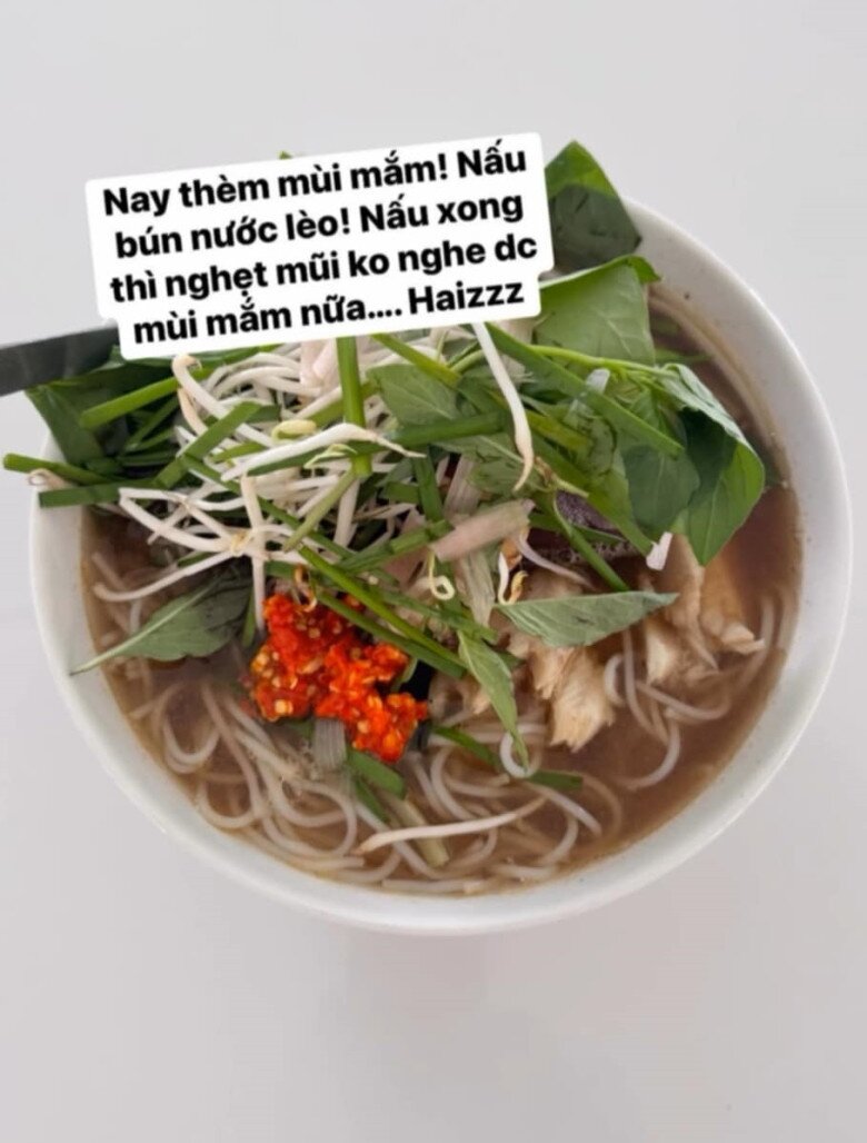 Khi thấy thèm mùi mắm, anh liền vào bếp nấu bún nước lèo. Nhưng “éo le” thay, nấu xong nam diễn viên lại nghẹt mũi không ngửi được mùi mắm.