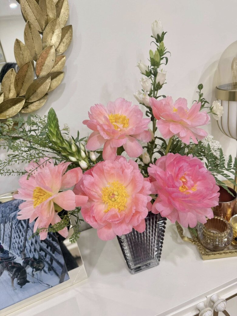Để căn nhà thêm đẹp xinh, Diệp Chi thường xuyên cắm hoa. Lọ hoa peony nở khiến cô xuýt xoa màu yêu quá. Nữ MC tiết lộ bí kíp: Nếu bận thì cứ mua hoa thật bền để chỉ cần 2-3 hôm thay nước hoa vẫn nở xinh!
