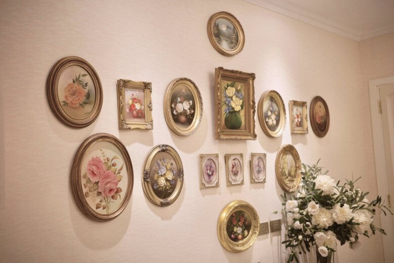 Những bức tranh hoa theo phong cách vintage được đóng khung vàng sang trọng, tạo thành một gallery thu nhỏ. Tranh hoa em cũng gom góp từ nhiều nơi mang về treo hết lên đây, Diệp Chi chia sẻ.