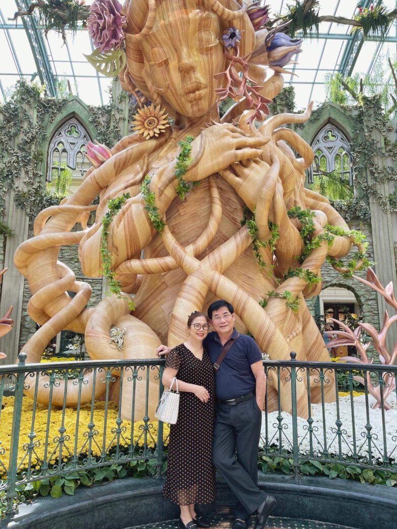 NSND Tiến Dũng tình cảm bên bà xã.