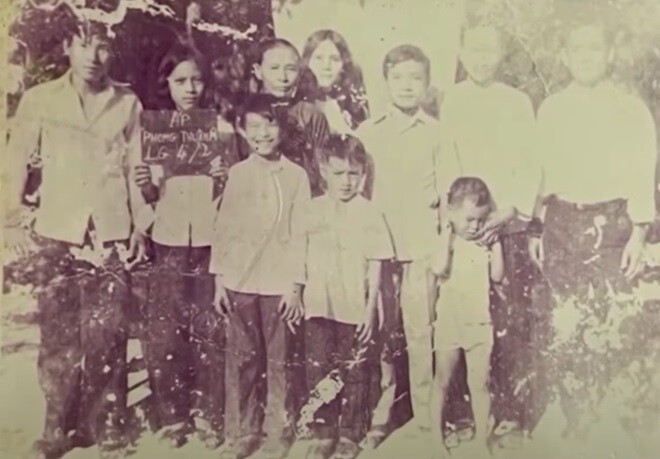 Mẹ anh tần tảo nuôi nấng 8 người con khôn lớn.