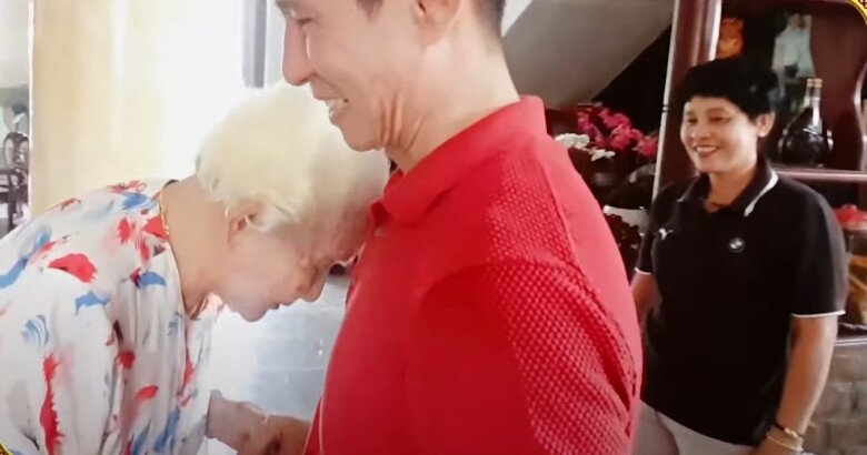Mẹ anh năm nay 100 tuổi, không còn minh mẫn như trước.