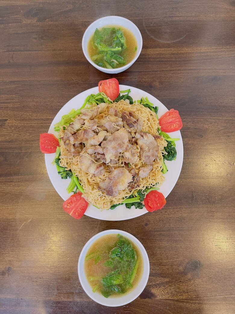 Có lần, Hoàng Linh trổ tài làm mì xào. Cô cho biết: Khi 2 anh con bảo “Mai mẹ nghỉ ngơi đi, mẹ đừng nấu cơm nữa”. Ok, vậy mẹ... xào mì, không thì đói thối mồm hả con. Thật chứ, phụ nữ vụng đến mấy khoản nấu nướng cũng hãy tự tin lên, có anh Google rồi rồi, món gì chả đắt!!!