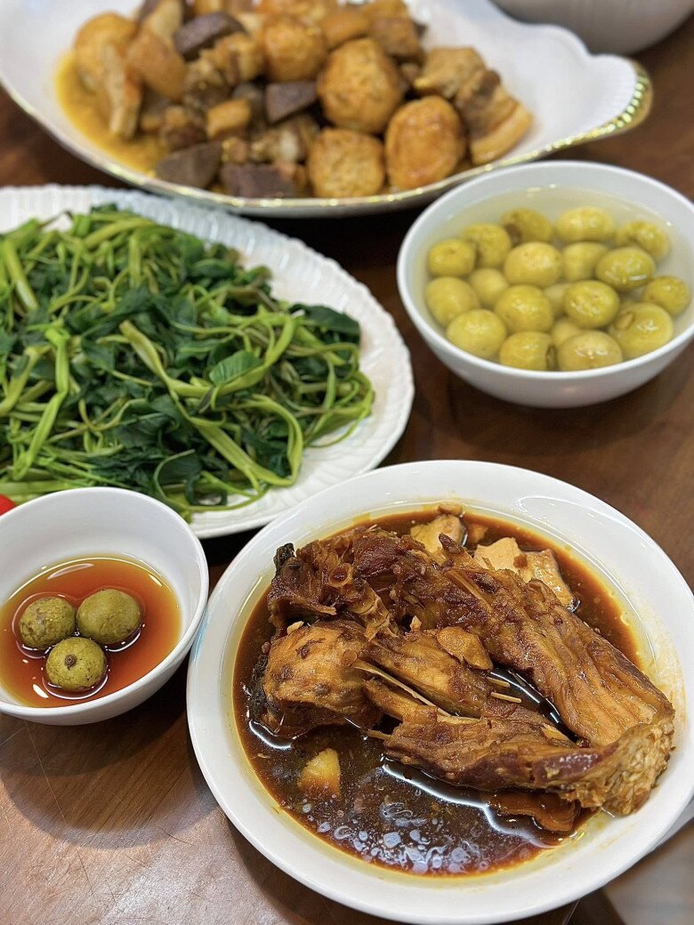 Món cá kho thì thấm đẫm gia vị, gợi nhớ tới những ngày mưa se lạnh được ăn cơm nóng bên gia đình. Đôi khi chỉ cần một bữa cơm giản dị, đầy đủ sắc hương vị như thế này cũng đủ để lan tỏa năng lượng tích cực, sự gắn kết yêu thương.