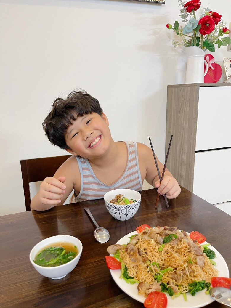 Cô còn bày tỏ: Tối nay Linh đình công, Linh gọi cơm về nhà, nấu nướng cả chục ngày rùi, bị chán ý! Thật sự kính nể bà ngoại Gabon, nấu cơm 365 ngày trong năm, ngày nào cũng 2 bữa, bữa nào cũng 2 mâm.