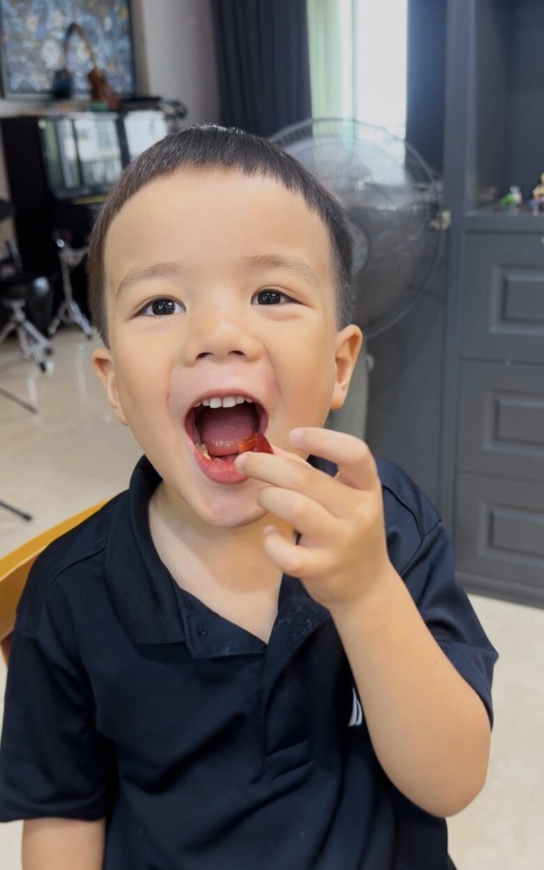 Ruốc háo hức thưởng thức thành quả của chính mình. Khoảnh khắc ăn kẹo chip chip tự làm lần đầu tiên trong đời khiến cậu bé cực kỳ phấn khích.