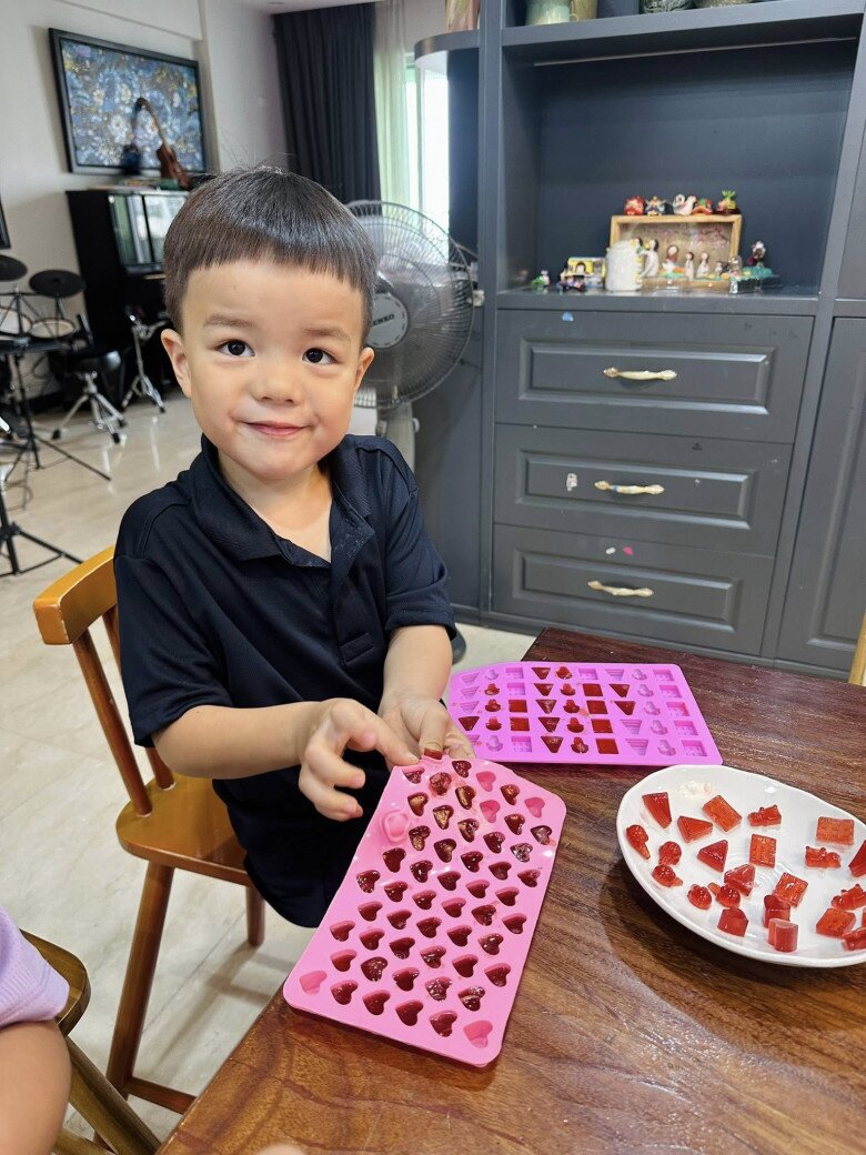 Anh chàng Ruốc tự hào khoe mẻ kẹo đầu tay của mình. Từ khuôn hình trái tim cho tới khối lego đều hiện rõ nét, nhìn là muốn ăn ngay.
