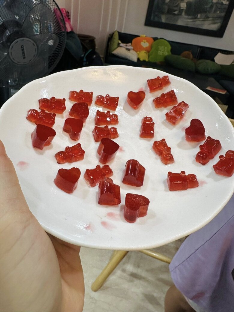  Một mẻ kẹo chip chip thành công vượt mong đợi. Viên nào viên nấy đều “chuẩn chỉnh” từ hình khối đến màu sắc, chứng minh tay nghề không đùa của hai “đầu bếp nhí”.