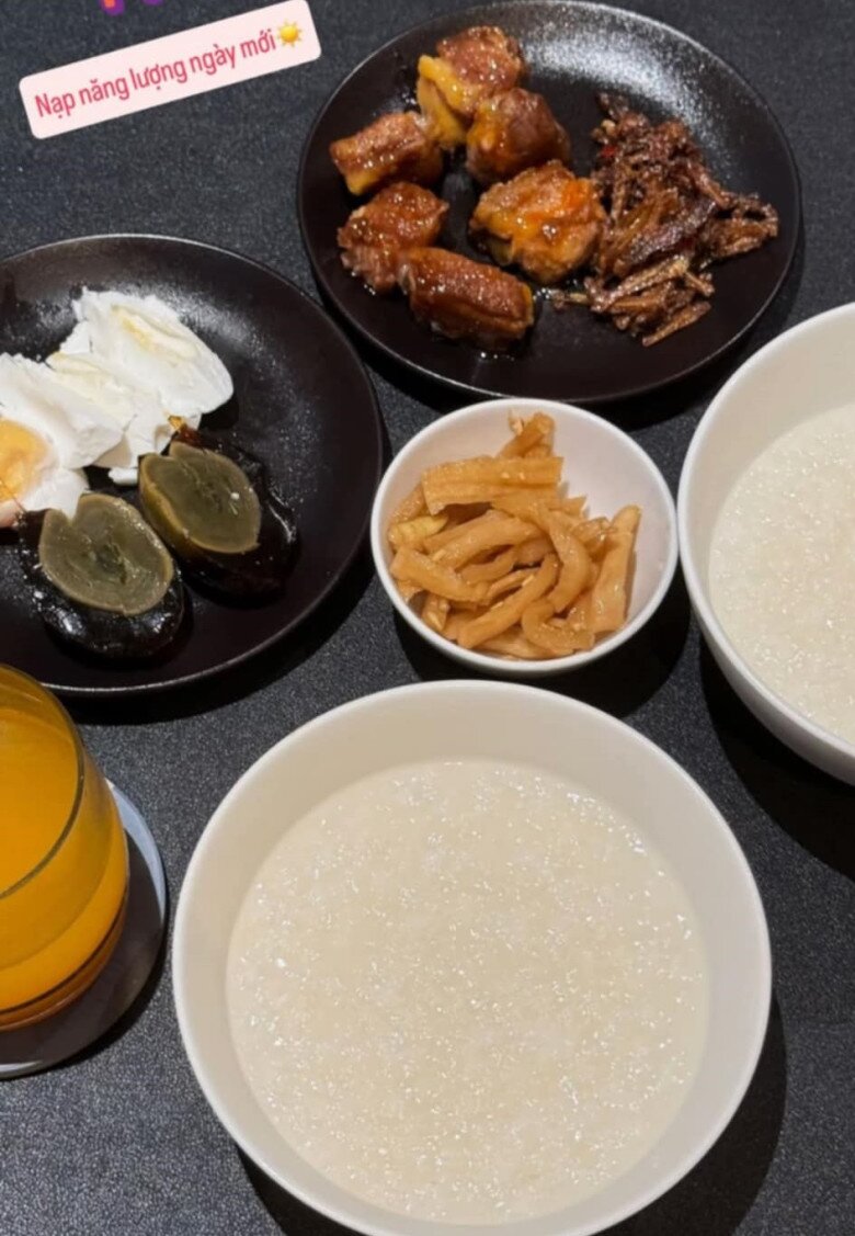 Bà mẹ bỉm sữa còn chia sẻ một bữa nhẹ nhàng với cháo trắng, trứng bách thảo, củ cải muối, sườn rim và cá cơm chiên. Một ly nước cam vàng tươi là điểm nhấn hoàn hảo cho một buổi sáng đầy năng lượng.